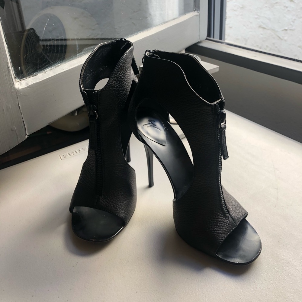 Guisseppe Zanotti black leather zip up sandal